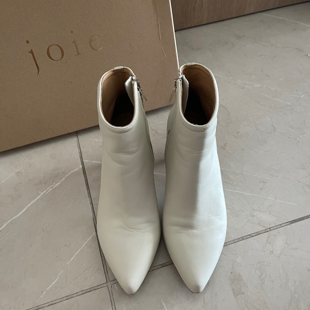 Joie white booties